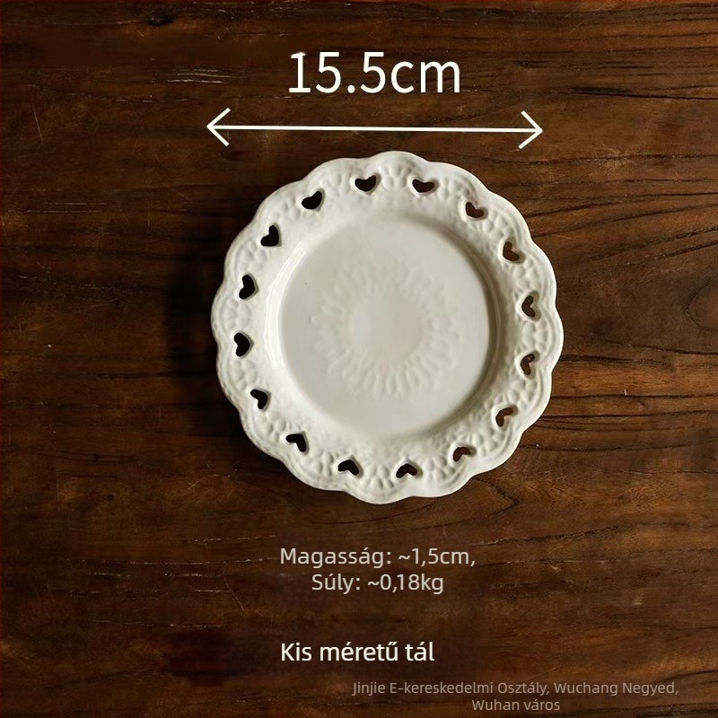Porcelános tányér kemencés mázzal, csíkos mintázat, csipkézett forma, könnyed luxus retro stílus