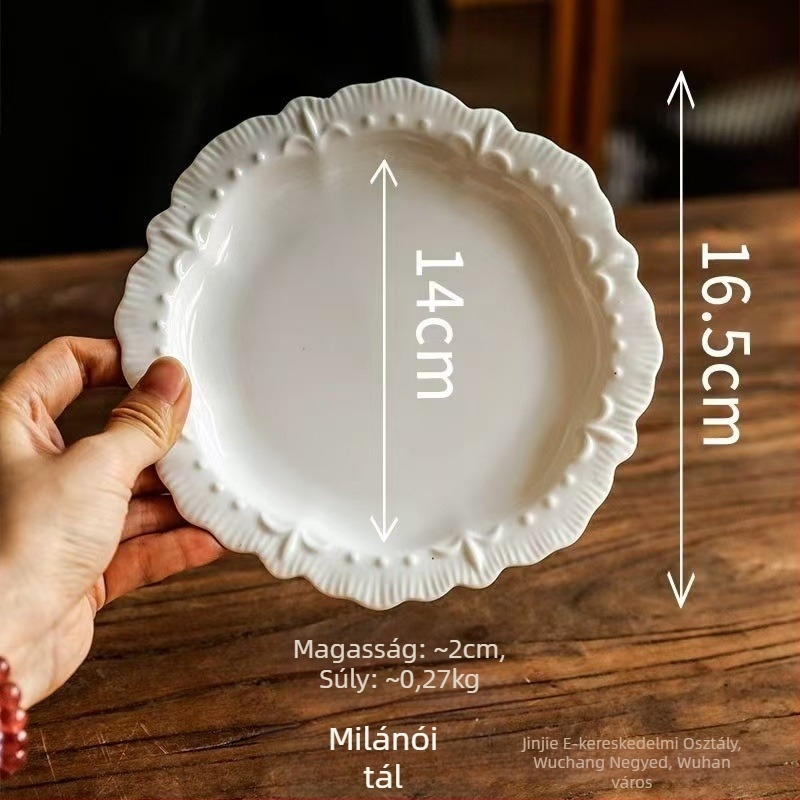 Porcelános tányér kemencés mázzal, csíkos mintázat, csipkézett forma, könnyed luxus retro stílus