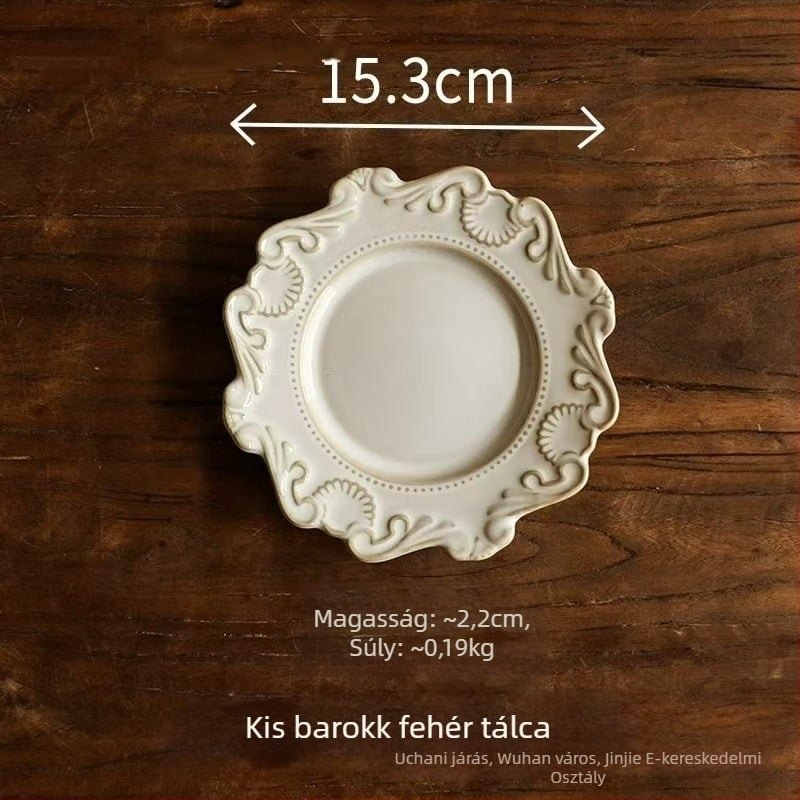 Porcelános tányér kemencés mázzal, csíkos mintázat, csipkézett forma, könnyed luxus retro stílus