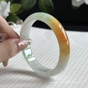 Kézzel készített jadeit karkötő arany bevéséssel, geometriális forma, zöld táj mintával