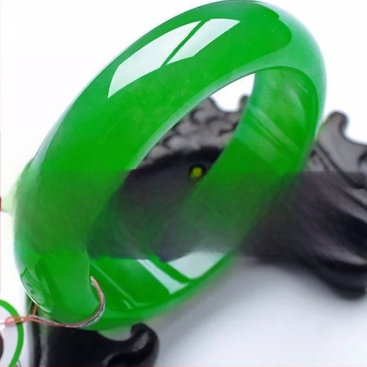 Smaragd zöld jade karkötő – kézzel készített, etnikus stílusú ékszer, művészi retro