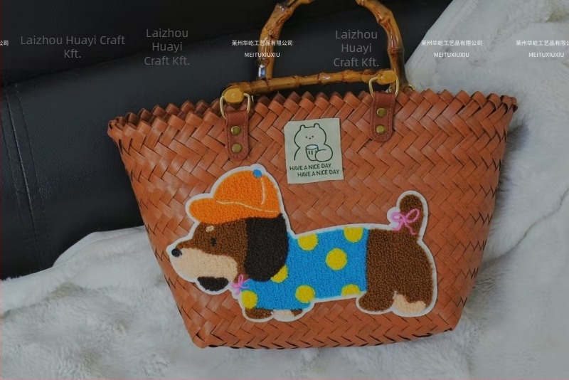 Dachshund kézzel szőtt táska - PVC anyag, vízszintes négyszög alak, nyitott felső rész, belső nélkül, 2025 tavasz