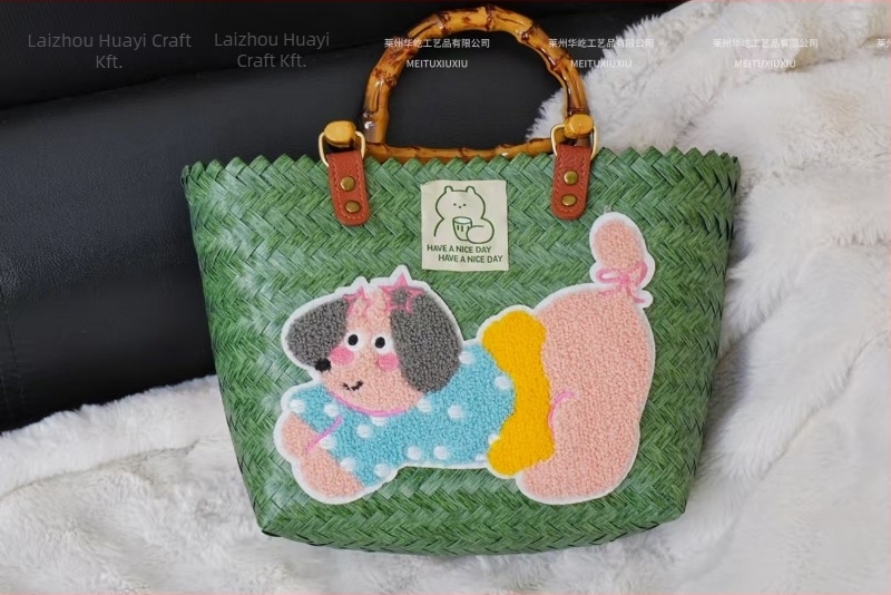 Dachshund kézzel szőtt táska - PVC anyag, vízszintes négyszög alak, nyitott felső rész, belső nélkül, 2025 tavasz