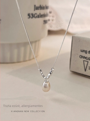 925-ös ezüst nyaklánc, kézzel készített, édesvízi gyöngy medállal, geometriai forma (romb/U), box lánc
