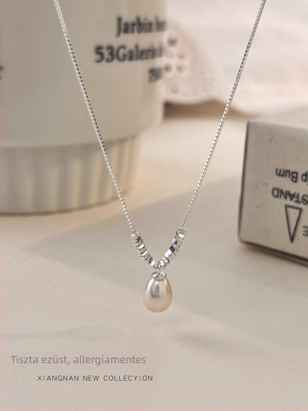 925-ös ezüst nyaklánc, kézzel készített, édesvízi gyöngy medállal, geometriai forma (romb/U), box lánc