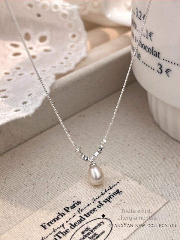 925-ös ezüst nyaklánc, kézzel készített, édesvízi gyöngy medállal, geometriai forma (romb/U), box lánc