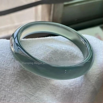 Természetes kalcedon karkötő — geometriai forma, fényes kivitel, egyedi csomagolás