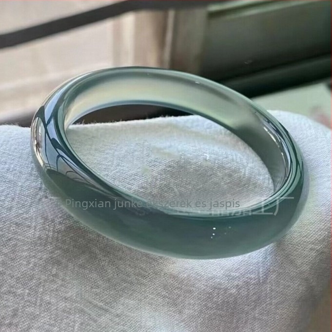 Természetes kalcedon karkötő — geometriai forma, fényes kivitel, egyedi csomagolás