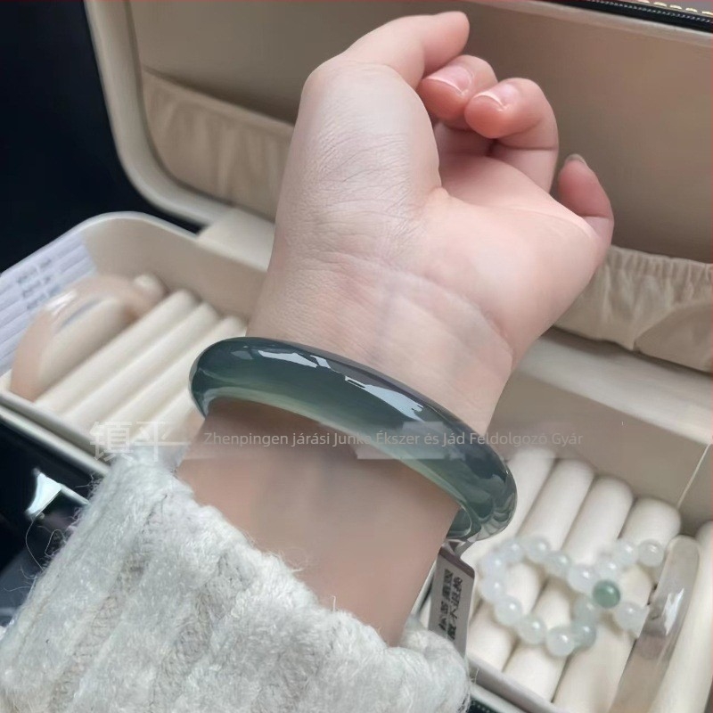 Természetes kalcedon karkötő — geometriai forma, fényes kivitel, egyedi csomagolás