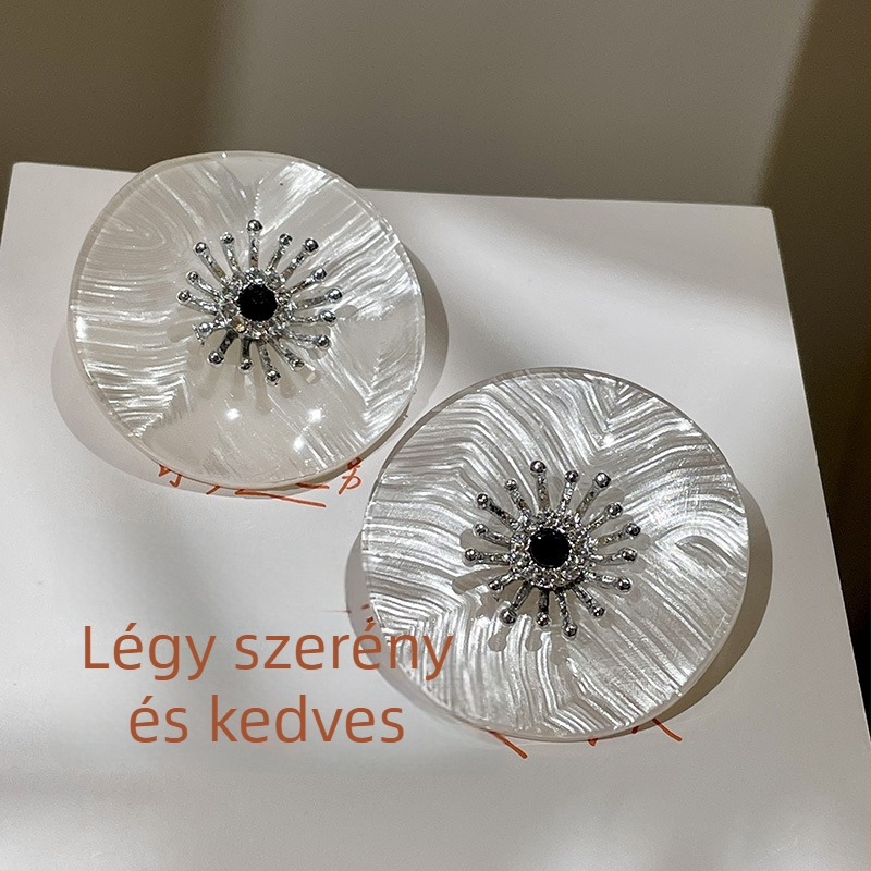 Butterfly virág formájú fülbevalók gyémánttal díszítve, kevert anyagok, retro stílus, nyár 2025