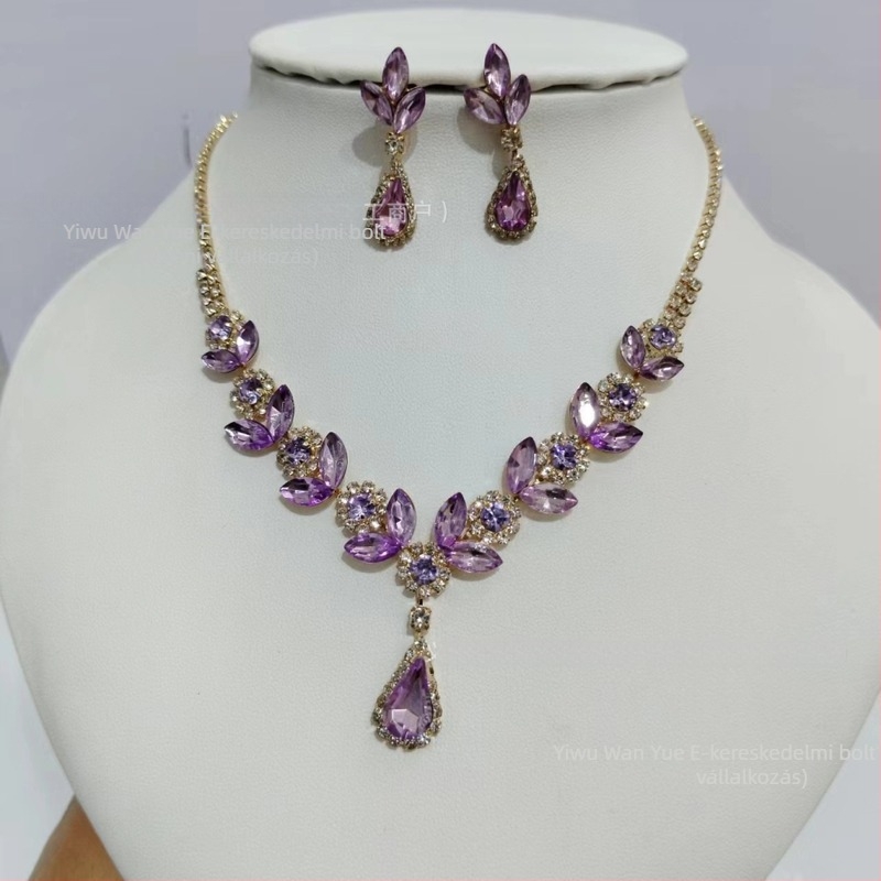 Rhinestone nyaklánc és fülbevaló készlet aranyozott bevéséssel, virágmedál, normál lánc, hossz 31–40 cm