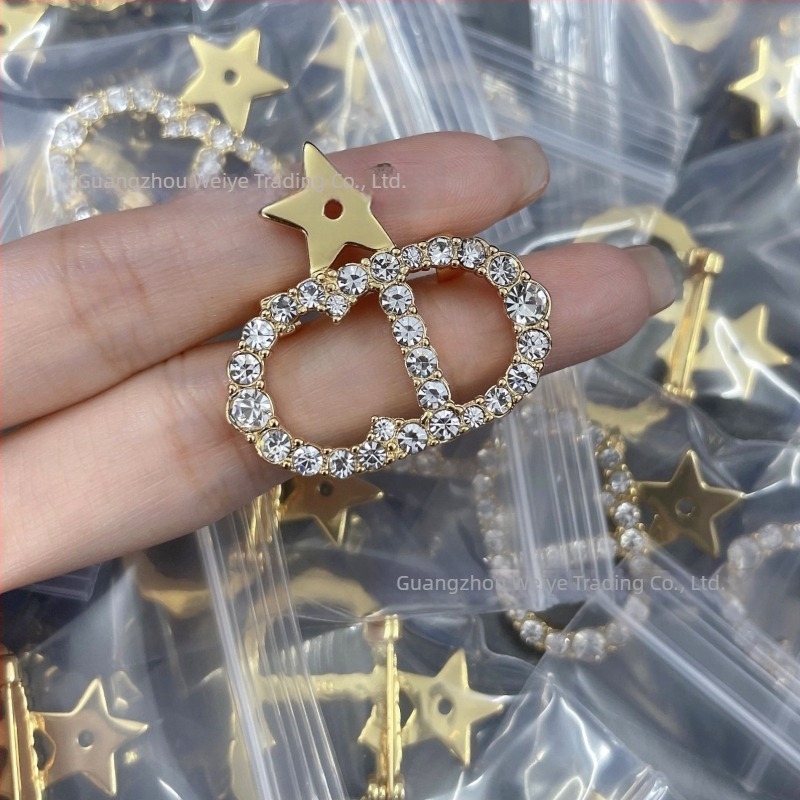 Réz brooch CD betűkkel és csillaggal – elektroplakált felület, dekoratív emlékezetes nőknek