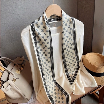 Poliészter sál szalaggal, sima szövés, nyomtatott dizájn, tavasz