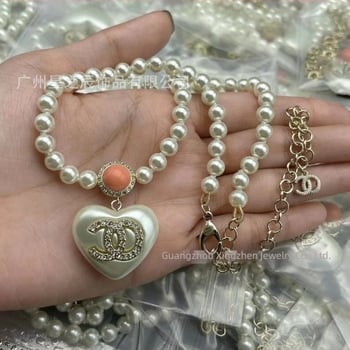 Réz nyaklánc kulcscsonti lánccal és medállal, betű motívummal, elektropoltozással bevonva, medál anyaga: réz, forma: betűk/számok/szöveg