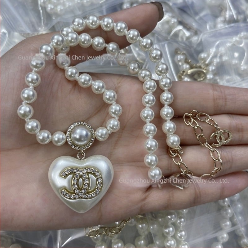 Réz nyaklánc kulcscsonti lánccal és medállal, betű motívummal, elektropoltozással bevonva, medál anyaga: réz, forma: betűk/számok/szöveg