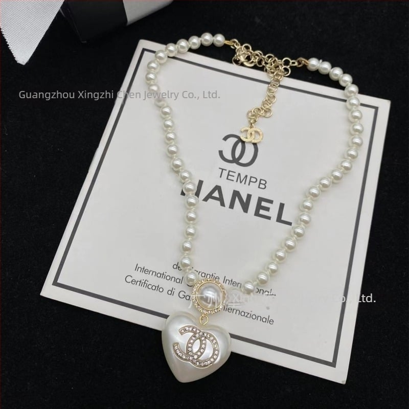 Réz nyaklánc kulcscsonti lánccal és medállal, betű motívummal, elektropoltozással bevonva, medál anyaga: réz, forma: betűk/számok/szöveg