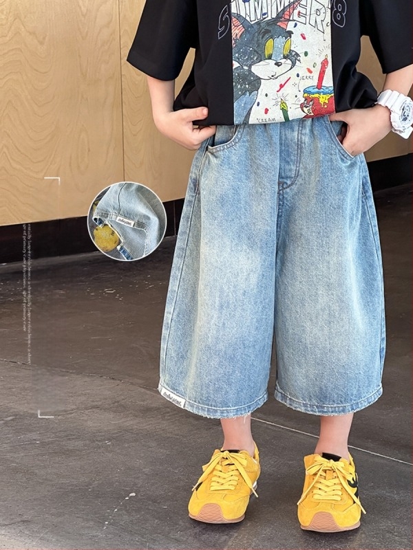 Gyerekeknek szóló farmer rövidnadrág, homokmosott, laza fazon, 70% pamut, 30% poliészter, középső derék, elasztikus öv, 3–8 éveseknek