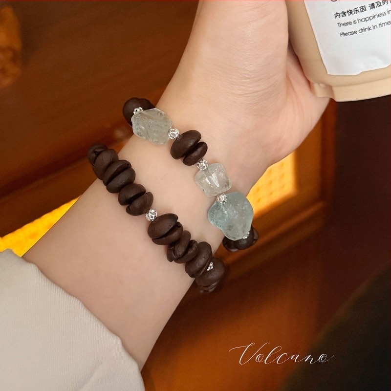 Kézzel készített kávébabos karkötő aromával – geometriai forma, nőies stílus, Iced Americano téma