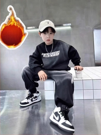 Két részes gyerek sportos szett, poliészter, hosszú ujjú, kapucni nélküli, puha feldolgozás, 8+ éveseknek (140 cm+), szezon: tél-ősz-tavasz