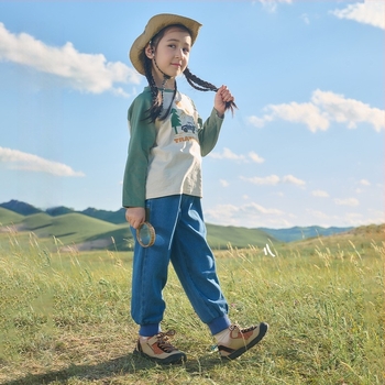 Gyerekeknek szóló denim nadrág, szabadidős stílus, középmagas derék, elasztikus övcsattal, tavasz–őszi viseléshez