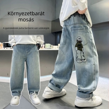 Gyerekeknek készült koreai stílusú farmernadrág hátoldali zseb broderiával, 60% pamut, Modell 8909, 2025 ősz, 8 évesnél idősebb fiúknak (140 cm felett)