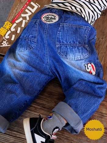 Fiúknak szóló gyerek denim nadrág, téli 2025, puha pamutból készült farmer, fleece belső réteg, vastag, rajzfilm mintával, középmagas derekú