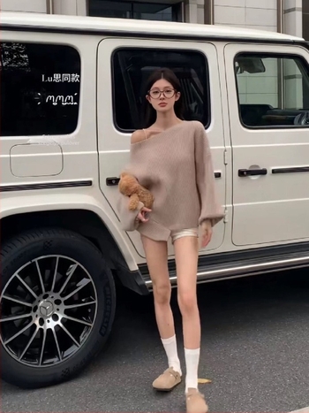 Chenille anyagú vállon nyitott felső polo gallérral, ujj nélküli, spandex <30%