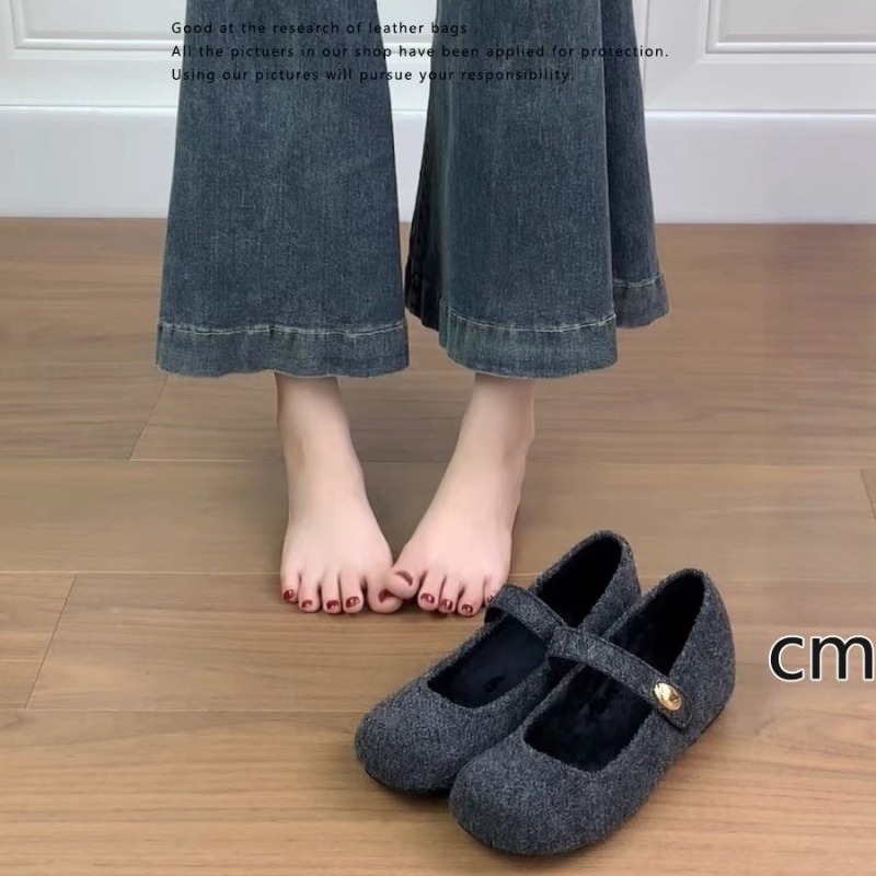 Mary Jane cipő, négyszögletes orral (felső rész: szuper rost; belső anyag: mikroszálas bőr; zárás: Velcro)