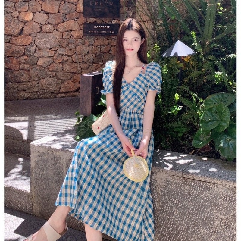 A-vonalú ruha V-nyakkal, puffos rövid ujjakkal, kockás mintázat, középhosszú