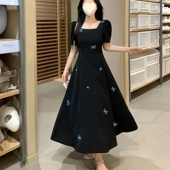 Ruha poliészterből, középtávú hossz, A-vonalú sziluett, négyzetes nyak, rövid ujjú