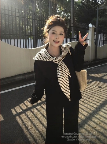 Női csíkos kardigán pulóver, bő szabás, kerek nyak, cipzárral