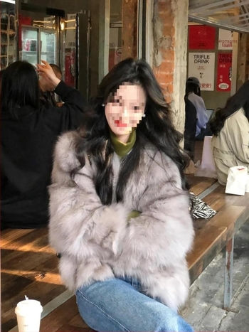 Női rövid prémes kabát, prémes gallérral, Chenille anyagból, 5/4-es ujjak, hossz 40–50 cm