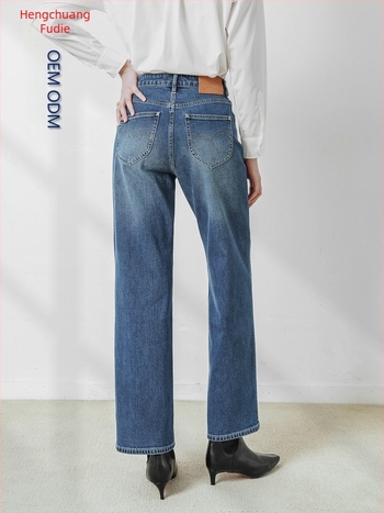 Női farmernadrág denim anyagból, magas derék, széles szárú, egyenes szabású, bokáig érő, laza fazon, micro-elasztikusság