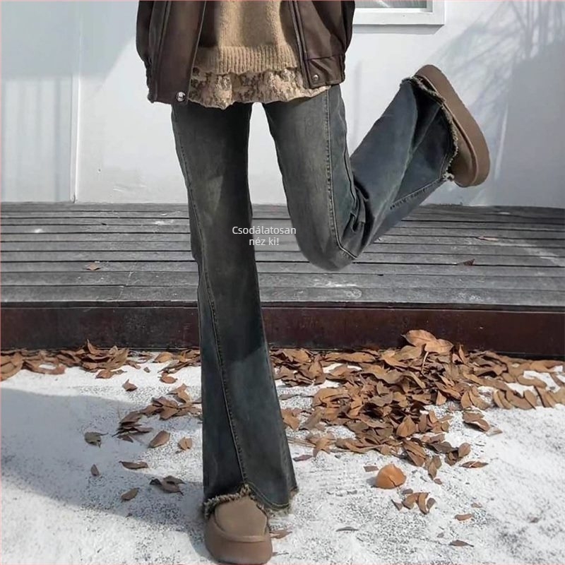 Cement szürke női farmernadrág nyers széle és hasításos kivitelben, bootcut szabású, magas derekú, rugalmas, plusz méret, tavasz–ősz