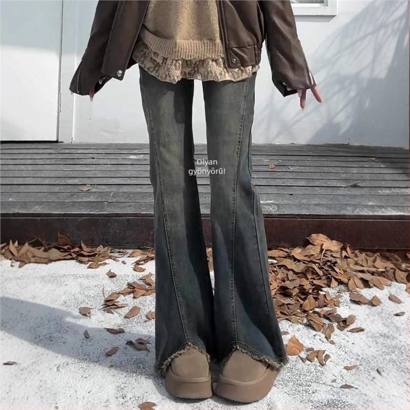 Cement szürke női farmernadrág nyers széle és hasításos kivitelben, bootcut szabású, magas derekú, rugalmas, plusz méret, tavasz–ősz