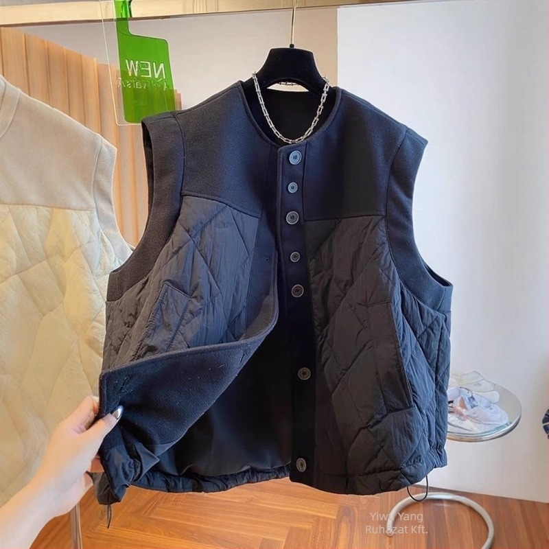 Chenille anyagú női mellény, laza szabású, polo gallérral, elöl egy sor csattal záródik, hossz 50–65 cm, tavasz 2025