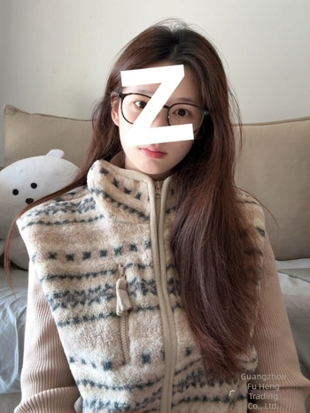 Csíkos mellény álló gallérral, cipzárral, őszi 2025, anyag: juhgyapjú és viszkóz keverék