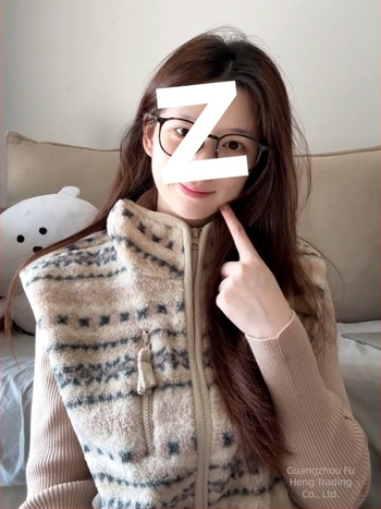 Csíkos mellény álló gallérral, cipzárral, őszi 2025, anyag: juhgyapjú és viszkóz keverék