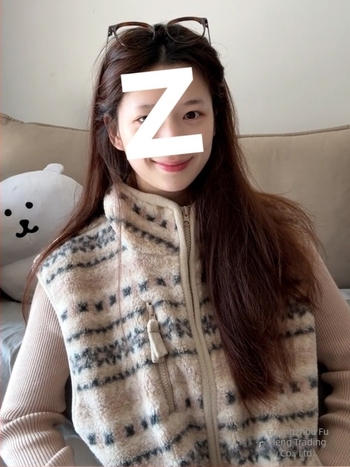 Csíkos mellény álló gallérral, cipzárral, őszi 2025, anyag: juhgyapjú és viszkóz keverék