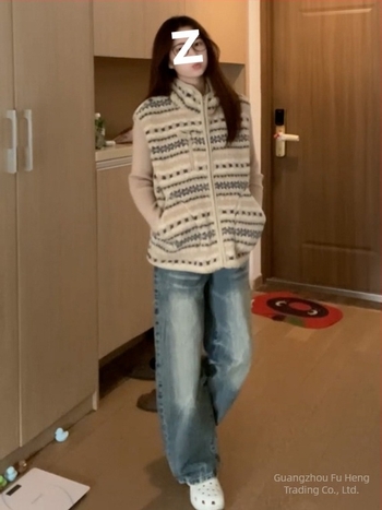 Csíkos mellény álló gallérral, cipzárral, őszi 2025, anyag: juhgyapjú és viszkóz keverék