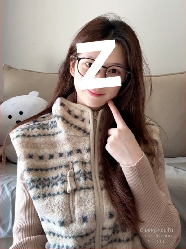 Csíkos mellény álló gallérral, cipzárral, őszi 2025, anyag: juhgyapjú és viszkóz keverék