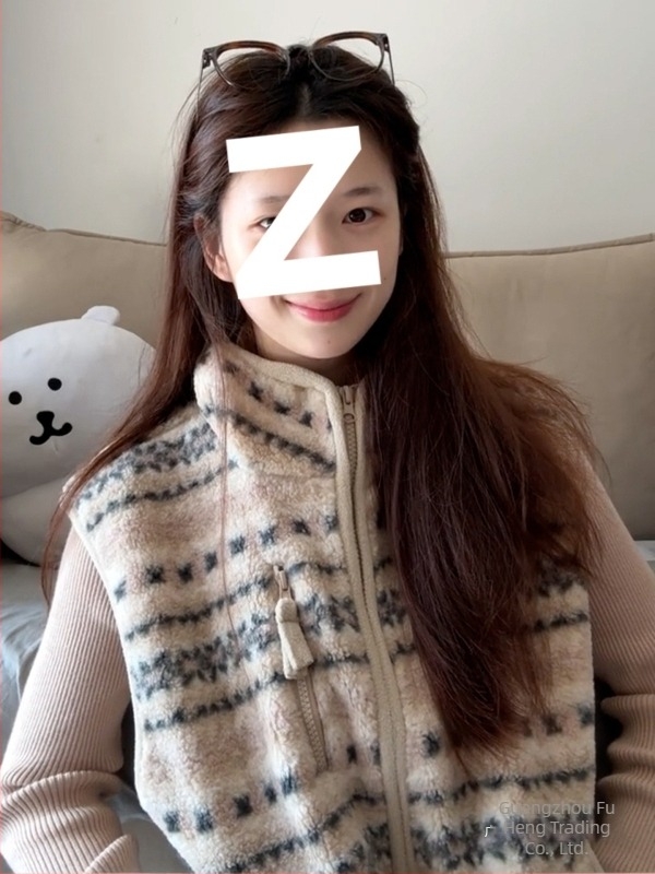 Csíkos mellény álló gallérral, cipzárral, őszi 2025, anyag: juhgyapjú és viszkóz keverék