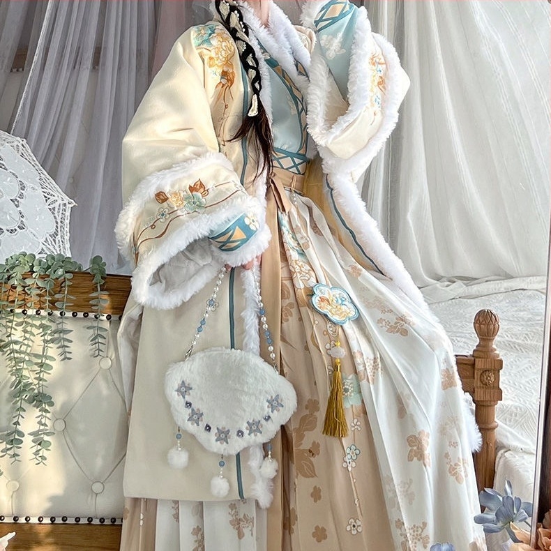 Hanfu őszi-téli fleece-béléssel: hosszú kabátos szett pliszé szoknyával, keresztezett gallérral és széles ujjaikkal, hímzett, poliészter 70–80% fő anyag, másodlagos <30%