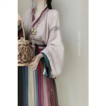 Női Hanfu készlet Wei Jin stílusban, kereszt-nyakú, egy darabból álló design; poliészter 70–80%, második összetevő <30%, nyomtatás és festés, tavasz 2023
