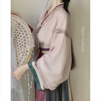 Női Hanfu készlet Wei Jin stílusban, kereszt-nyakú, egy darabból álló design; poliészter 70–80%, második összetevő <30%, nyomtatás és festés, tavasz 2023