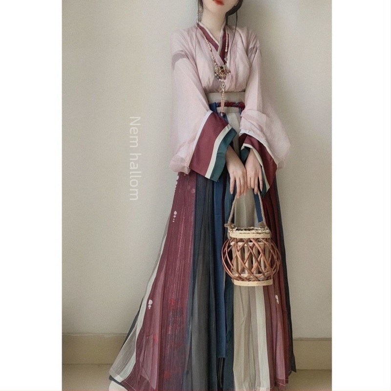Női Hanfu készlet Wei Jin stílusban, kereszt-nyakú, egy darabból álló design; poliészter 70–80%, második összetevő <30%, nyomtatás és festés, tavasz 2023