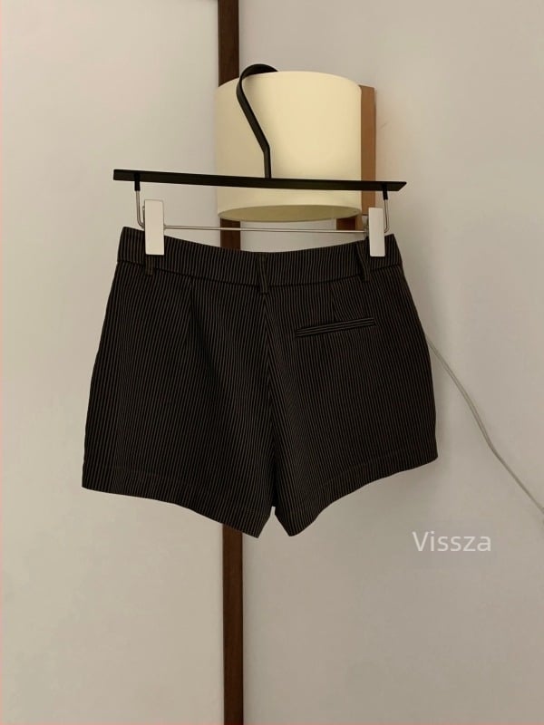 Női széles szárú rövidnadrág, középmagas-alsó derekú, karcsúsított szabás, 5/4 hossz, koreai stílus