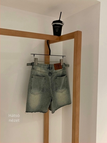Női vintage farmer rövidnadrág - magas derekú, széles szabású, kopott denim, nyár 2025