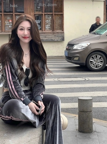Koreai stílusú bársonyos sportos női szett tavasz–őszre, divatos retro casual két darabból álló komplett, rövid kabáttal, pulóverrel és melegítőnadrággal