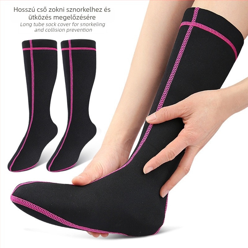 Uniszex merülő zokni középmagasságú csővel a strandra és vízisportokra, csúszásmentes, színes mintázat, 80–90% merülő anyag